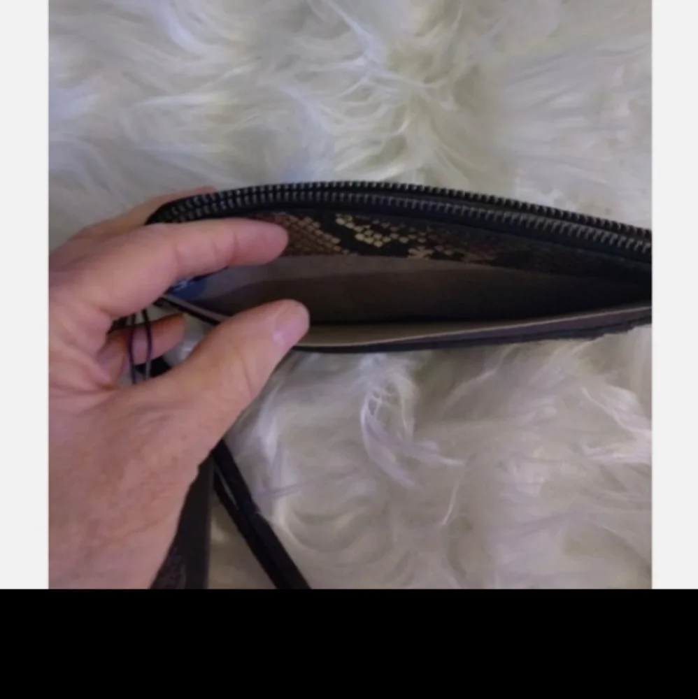 - - NWT - - Vince Camuto snake skin 💳 wristlet